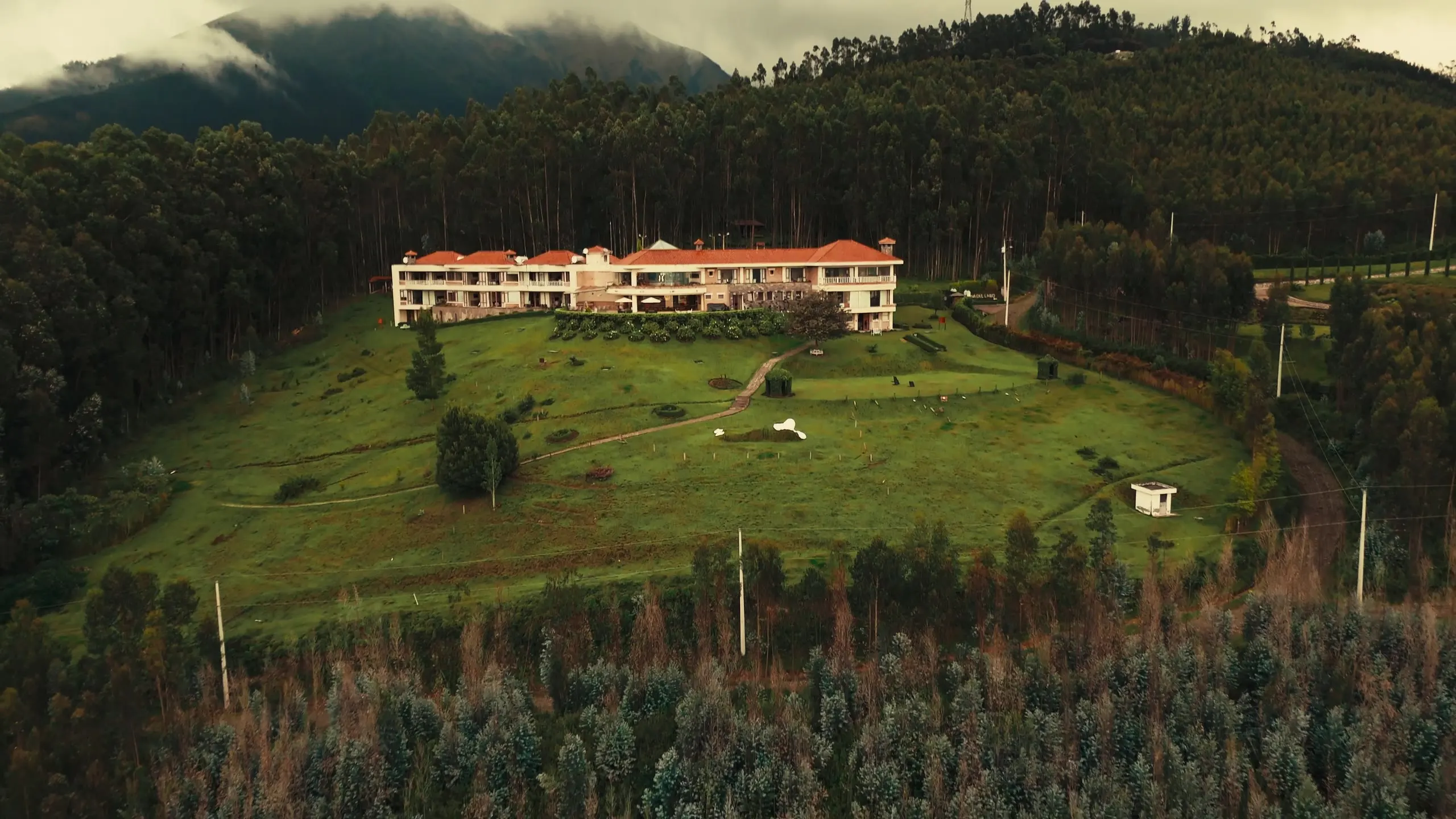 Vista aérea de Medina del Lago en la ladera, entre el bosque y el valle