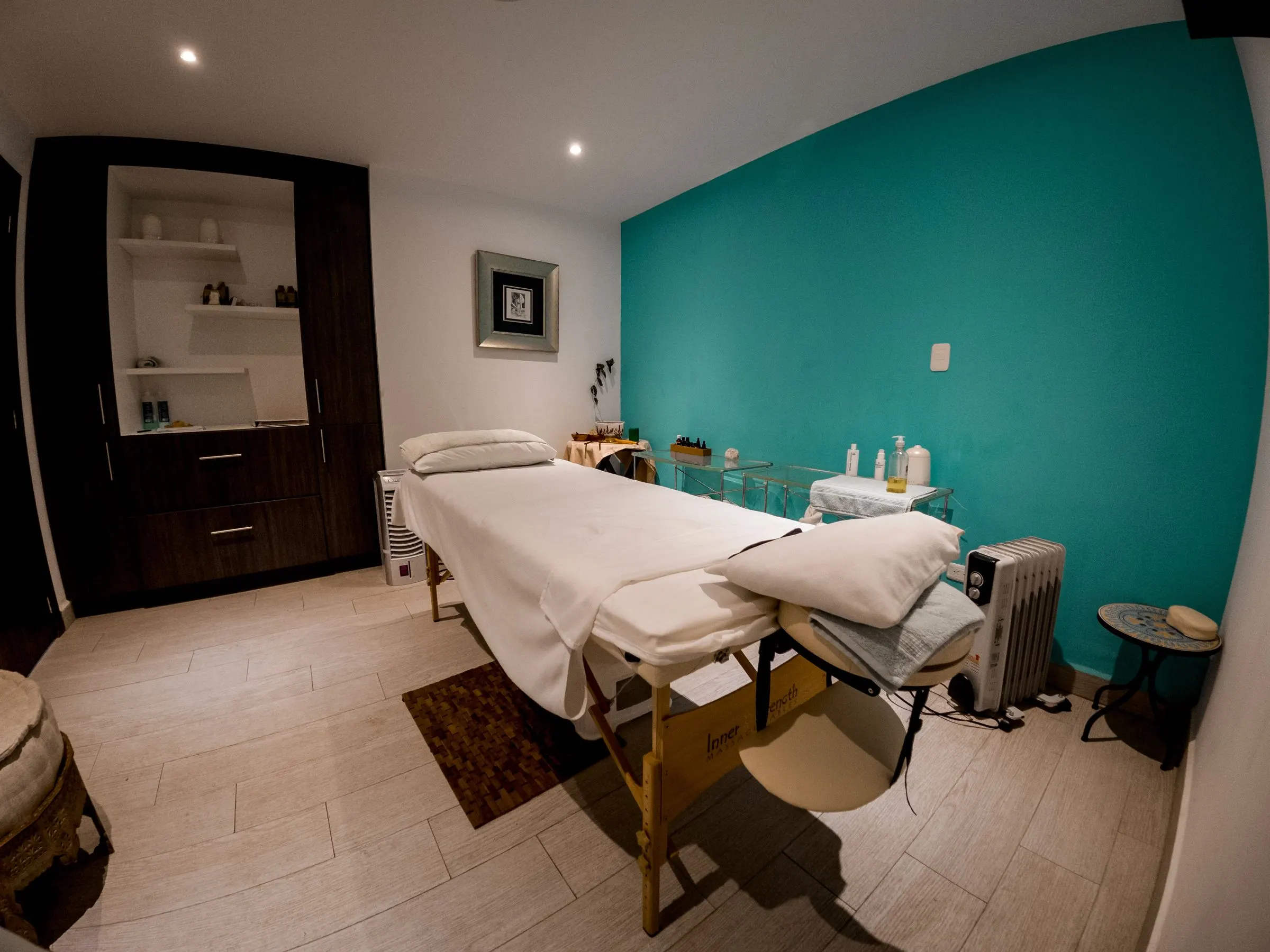 Sala de tratamientos de Thani Spa con camilla lista