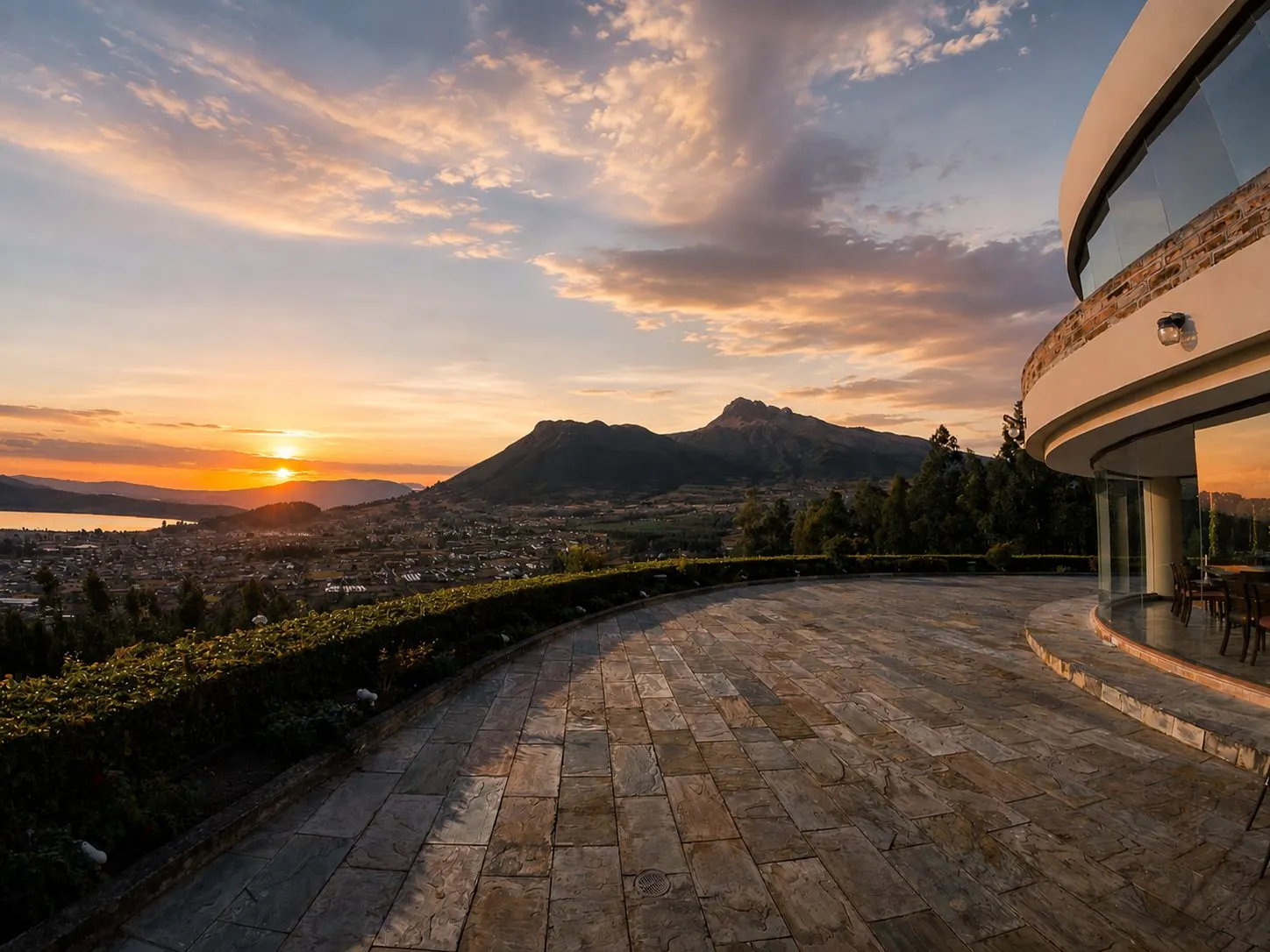 Terraza de El Mirador al atardecer, con el sol sobre el lago y las montañas